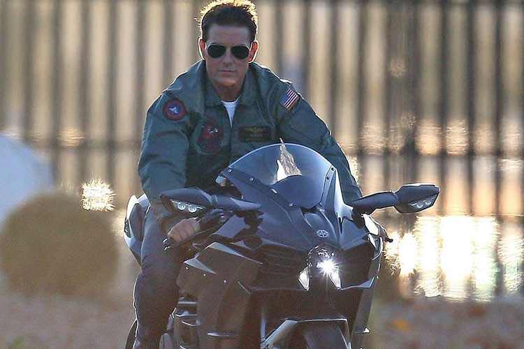 Tiếp tục với vai diễn Trung úy phi công Pete "Maverick" Mitchell, Tom Cruise sẽ có nhiều cảnh quay với máy bay chiến đấu và cũng như mọi lần, đương nhiên không thể thiếu môtô phân khối lớn khủng.