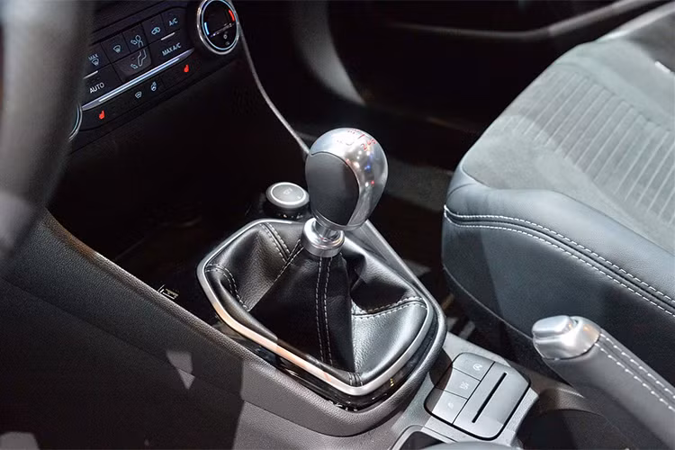 Nằm giữa bảng táp-lô của xe là hệ thống thông tin giải trí SYNC 3 mới nhất với màn hình kích thước 8 inch hỗ trợ nhận dạng cử chỉ và giọng nói kèm tính năng định vị, kết nối smartphone. Hệ thống loa thượng hạng Bang &amp; Olufsen Play cũng nằm trong danh sách tùy chọn cho xe.