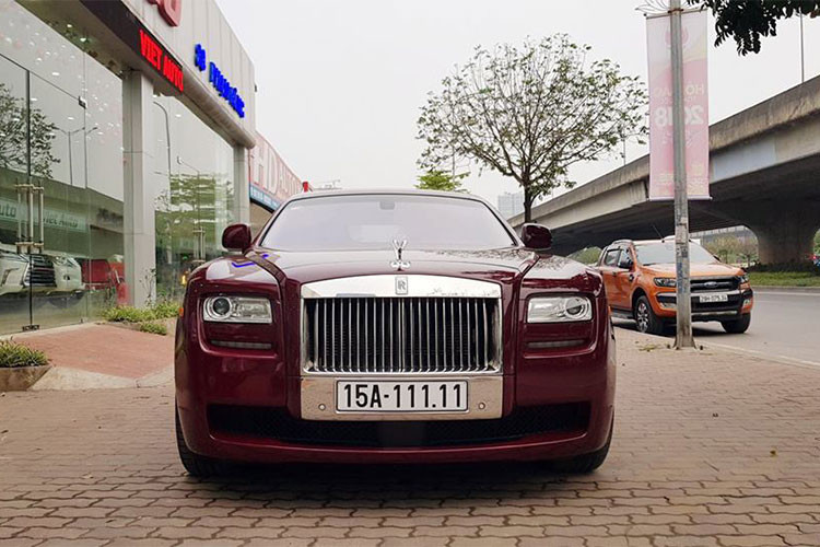 Trước đó, vào hồi tháng 3/2018 vừa qua, chiếc siêu xe sang Rolls-Royce Ghost Series 1 biển số "ngũ quý 1" này từng được một showroom mua bán xe sang cũ tại Hà Nội rao bán lại với mức giá chỉ 11,5 tỷ đồng.