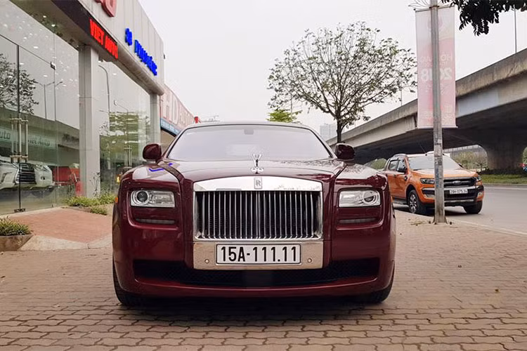 Trước đó, vào hồi tháng 3/2018 vừa qua, chiếc siêu xe sang Rolls-Royce Ghost Series 1 biển số "ngũ quý 1" này từng được một showroom mua bán xe sang cũ tại Hà Nội rao bán lại với mức giá chỉ 11,5 tỷ đồng.