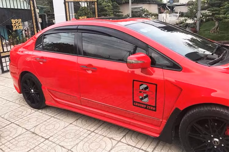 "Mượn" ý tưởng từ siêu xe Acura NSX và Civic Mugen RR, chủ nhân của chiếc Civic được độ bodykit "made in Vietnam" có thể yên tâm rằng chiếc xe của mình là "hàng độc" mỗi khi lăn bánh trên đường phố Việt.