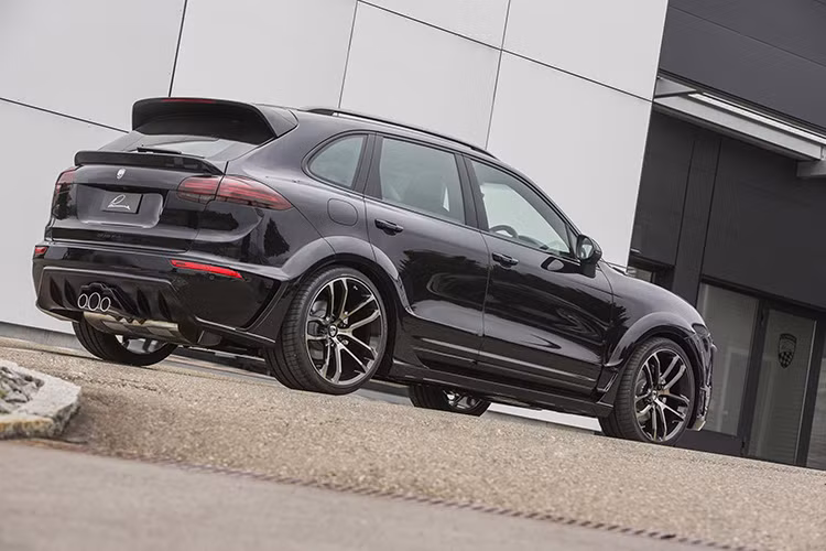 Với bản độ mới này, nó không chỉ giúp cho Porsche Cayenne tăng thêm vẻ mạnh mẽ mà còn giúp chiếc xe hoàn hảo hơn. Hiện Lumma Design vẫn chưa công bố giá của gói độ CLR 558 GT-R này.