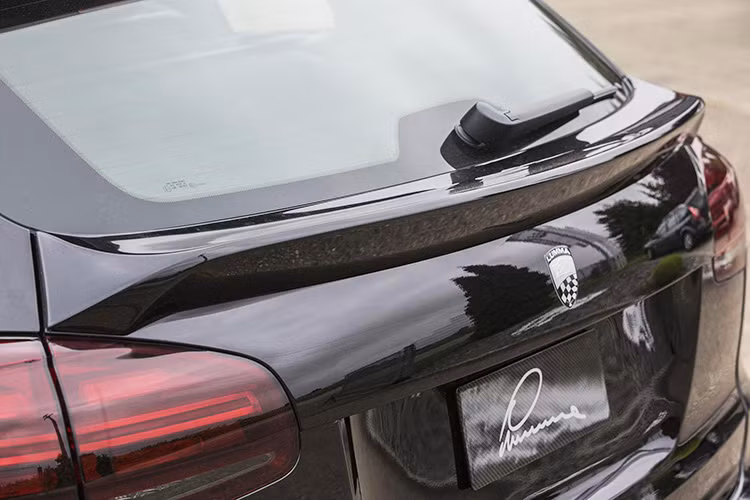 Một cánh gió sau lớn được đặt giữa phía dưới trần xe và cửa sổ phía sau. Cạnh đó là thanh cản gió dạng bootlid lip kích thước nhỏ đặt ngay bên dưới cửa sổ phía sau và cản va sau tùy chỉnh cùng một bộ khuếch tán phía sau hoàn toàn mới.