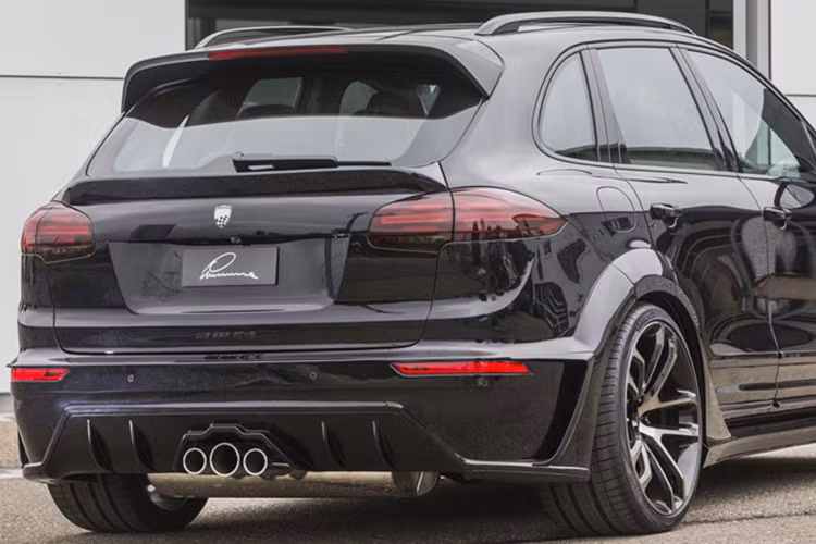 Ở phiên bản này, hãng độ Lumma Design gần như đã “đặc chế” cho phần đuôi của Porsche Cayenne, thiết kế của nó đã khác hẳn so với nguyên bản với đầy chất nam tính.