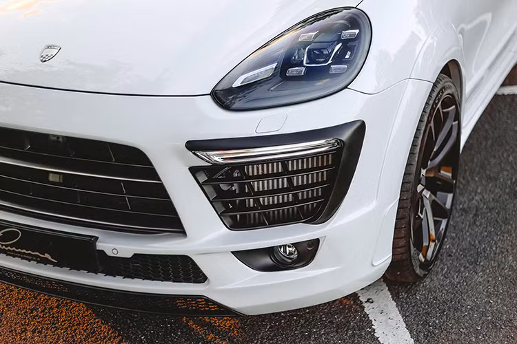 Nếu như bản “all-black” khiến xe trông nam tính và hầm hố hơn thì phiên bản màu trắng lại giúp chiếc xe có vẻ đẹp tinh tế, “sang chảnh”, dễ chiếm được cảm tình của người chiêm ngưỡng.