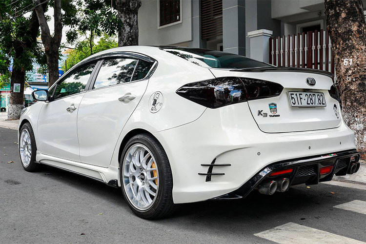 Bộ bodykit còn giúp thân xe trở nên đầy đặn hơn, đồng thời cũng làm chiều cao gầm xe hạ thấp. Để phù hợp với ngoại hình mới, chiếc Kia K3 được trang bị bộ mâm kích thước lớn 18 inch hiệu BBS, được sơn màu bạc sáng bóng. Cuối cùng, phần nóc xe cũng được chủ xe dán đen toàn bộ để hoàn thiện phong cách thể thao.