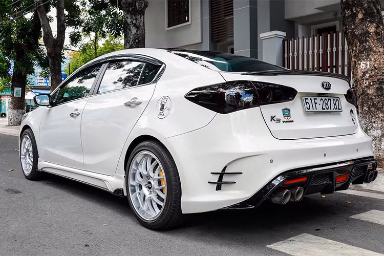 Bộ bodykit còn giúp thân xe trở nên đầy đặn hơn, đồng thời cũng làm chiều cao gầm xe hạ thấp. Để phù hợp với ngoại hình mới, chiếc Kia K3 được trang bị bộ mâm kích thước lớn 18 inch hiệu BBS, được sơn màu bạc sáng bóng. Cuối cùng, phần nóc xe cũng được chủ xe dán đen toàn bộ để hoàn thiện phong cách thể thao.