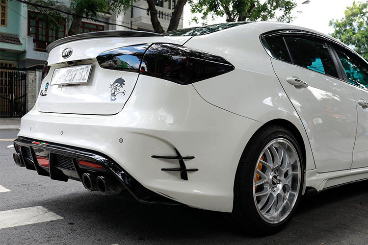 Cốp của chiếc xe Kia K3 độ này cũng suất hiện cánh hướng gió màu đen, kết hợp với cụm đèn hậu được dán đen trông rất huyền bí. Giữa đuôi xe còn có đèn phanh nhấp nháy kiểu xe đua F1 lạ mắt.