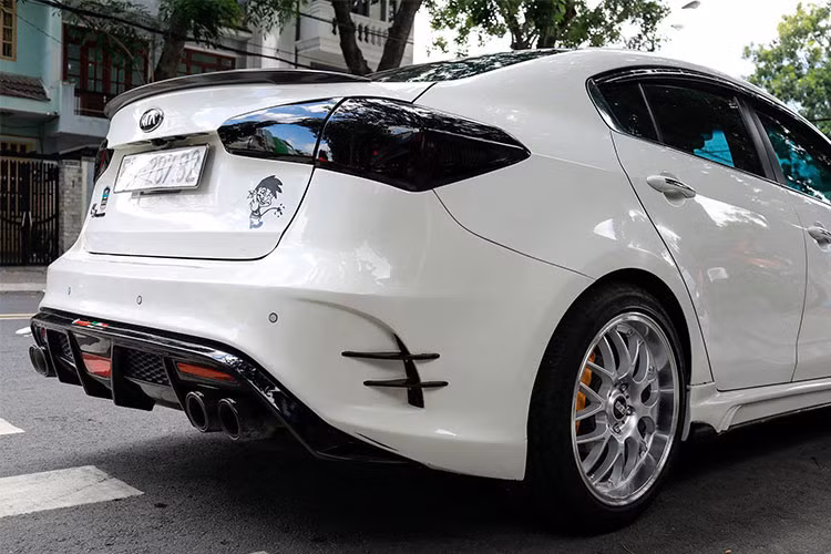 Cốp của chiếc xe Kia K3 độ này cũng suất hiện cánh hướng gió màu đen, kết hợp với cụm đèn hậu được dán đen trông rất huyền bí. Giữa đuôi xe còn có đèn phanh nhấp nháy kiểu xe đua F1 lạ mắt.