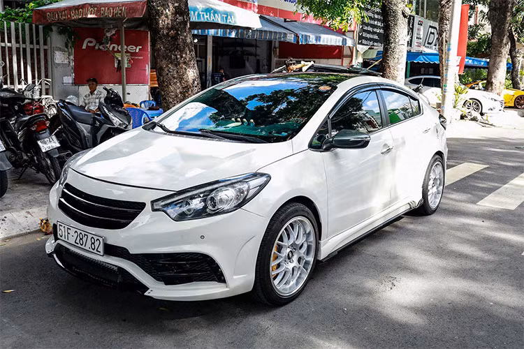 Ngoài độ lại ngoại hình thì chiếc xe này còn xuất hiện nhiều chi tiết bổ sung khác như đèn LED ban ngày được đặt dọc, đèn pha cũng được bổ sung bóng projector tăng cường độ sáng. Với thiết kế trẻ trung, Kia K3, Cerato hay Mazda3 và Honda Civic là dòng xe được nhiều khách hàng trẻ biến tấu theo phong cách riêng.