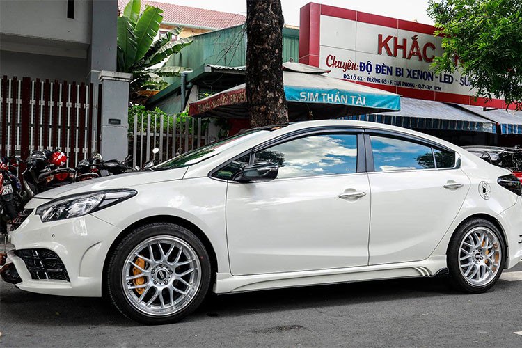 Chiếc xe sedan Kia K3 trong bài viết này được thợ độ tại Sài Gong làm lại toàn bộ bodykit, lưới tản nhiệt và mâm xe thể thao, giúp ngoại hình của chiếc sedan này vẫn rất thu hút người yêu xe mỗi khi xuất hiện trên đường.