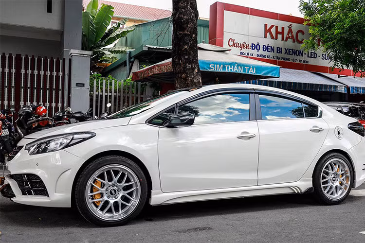 Chiếc xe sedan Kia K3 trong bài viết này được thợ độ tại Sài Gong làm lại toàn bộ bodykit, lưới tản nhiệt và mâm xe thể thao, giúp ngoại hình của chiếc sedan này vẫn rất thu hút người yêu xe mỗi khi xuất hiện trên đường.