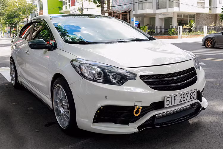 Mẫu xe giá rẻ Kia K3 là dòng xe đời cũ của mẫu Kia Cerato đang bán ra tại thị trường Việt Nam hiện nay. Tuy nhiên ngoại hình của chiếc xe sedan nhà Kia này vẫn còn khá hấp dẫn và là cảm hứng độ xe cho nhiều người do mức giá phù hợp cũng như phong cách không hề cũ. 
