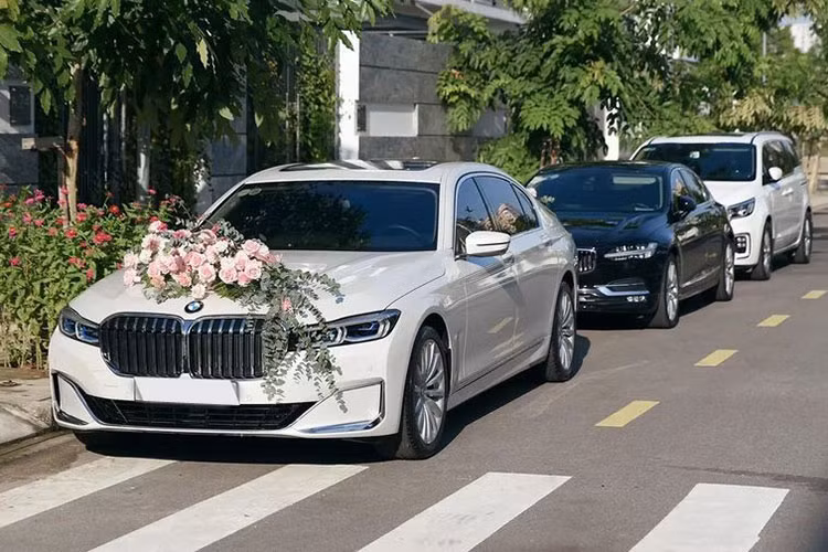 BMW 730Li Pure Excellence làm xe hoa theo sau là Volvo S90 và Kia Sedona.