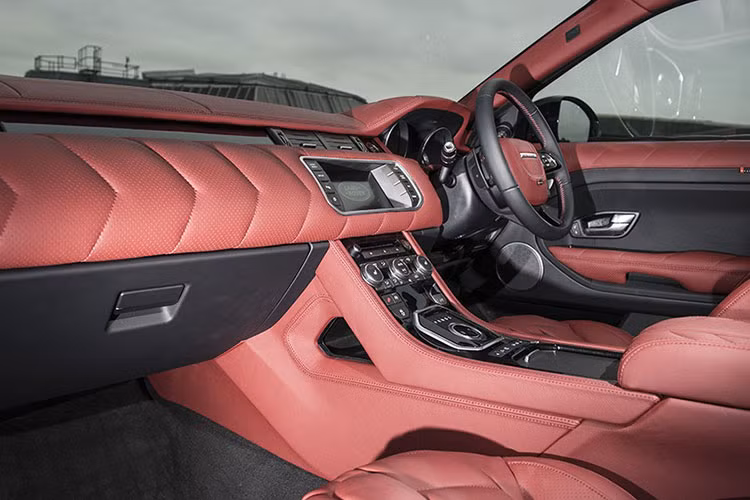 Bên cạnh đó, cần số hình kim cương như là viên đá quý cuối cùng giúp hoàn thiện vẻ đẹp hoàn hảo của Range Rover Evoque RS250.