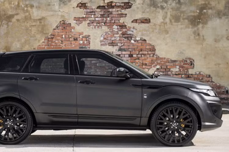 Xe được "lên" màu sơn xám mờ Volcanic Grey Satin độc quyền của Kahn Design cũng như bộ la-zăng 22 ich khổng lồ được sơn đen bóng.