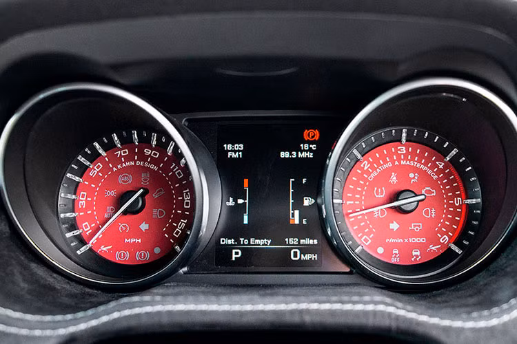 Dàn đồng hồ cũng được độ lại cho phù hợp.