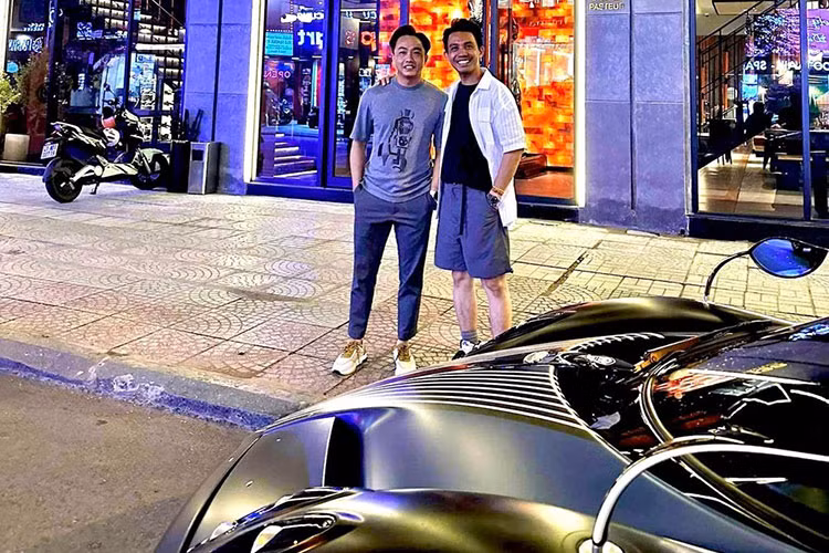 Ngày 26/5/2023 vừa qua, nhiều tay chơi siêu xe ở Sài thành đã tụ tập tại 1 quán ăn mới khai trương do Cường Đô la làm chủ. Tất nhiên, tháp tùng các tay chơi xe này đều là các siêu xe đắt đỏ như Maserati MC20 mạ vàng, Bentley Continental GT V8 hay ấn tượng nhất là bom tấn Pagani Huayra hơn 80 tỷ đồng.