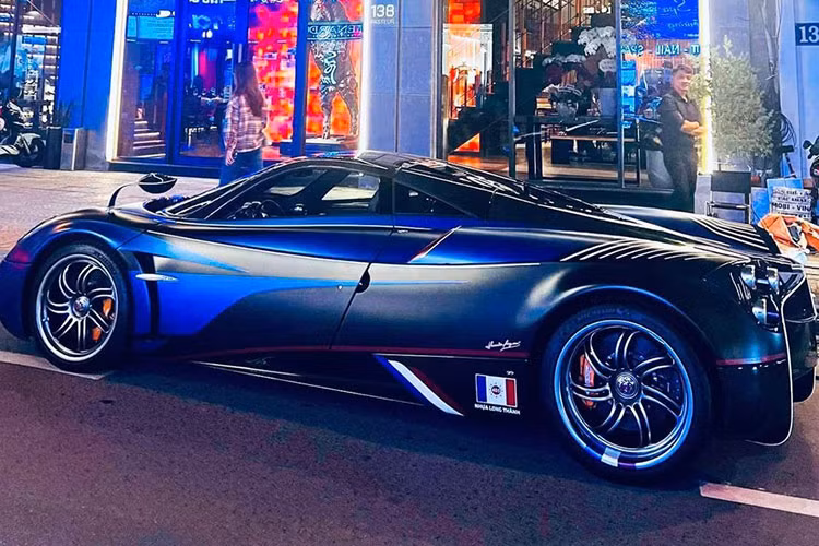 Trong khi Cường Đô la di chuyển trên chiếc xe Bentley Continental GT V8 thế hệ mới, Minh Nhựa lại chọn siêu phẩm "thần gió" tới hội ngộ với người bạn của mình, đây cũng là lần đầu tiên Minh Nhựa cưỡi Pagani Huayra ra đường. 