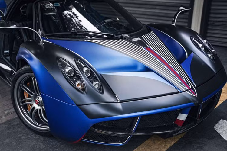 "Trái tim" trên mẫu xe được mệnh danh là "thần gió" này sẽ kết hợp cùng hộp số tuần tự 7 cấp với ly hợp đơn, nhờ đó, xe hypercar Pagani Huayra của Minh Nhựa chỉ mất khoảng 2,8 giây để có thể tăng tốc từ vị trí đứng yên lên 100 km/h trước khi đạt vận tốc tối đa 370 km/h. 