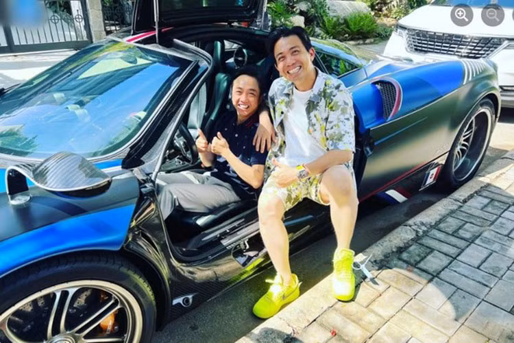 Hiện xe Pagani Huayra độc nhất Việt Nam đã mang màu áo mới với điểm nhấn là 2 màu đen Matte và xanh Matte Night Metallic làm màu chủ đạo. Bộ áo này mất gần 1 tuần để những người thợ tại Sài thành thực hiện.