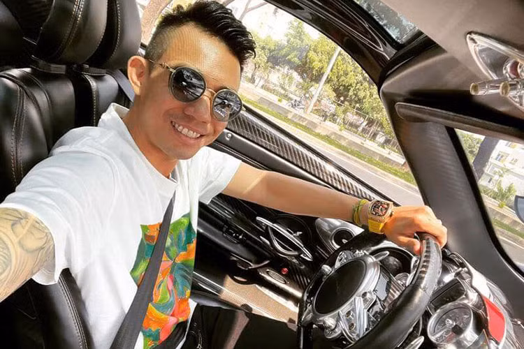 Xe sở hữu 2 màu là đen mờ và xanh mờ, ngoại hình của siêu phẩm Pagani Huayra còn có nhiều chi tiết thể hiện cá tính cũng như phong cách chơi xe riêng của đại gia này với logo công ty gia đình, chữ ký hay còn số 405 xuất hiện trên mui xe. Cuối cùng là phía dưới cánh gió đuôi của xe Pagani Huayra được dán màu đỏ-trắng-xanh.