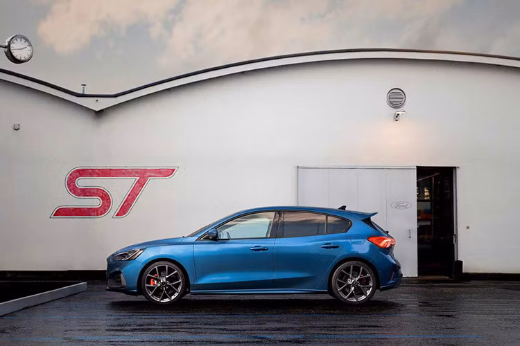 Về thiết kế, mẫu xe hatchback Ford Focus ST 2019 thừa hưởng ngôn ngữ thiết kế mới với ngoại hình lẫn nội thất mang diện mạo sắc sảo và thể thao. Đầu xe nổi bật với hốc tản nhiệt lớn, cùng với đó là lưới tản nhiệt dạng nan tổ ong. Cụm đèn pha nổi bật với đèn DRL định vị LED.