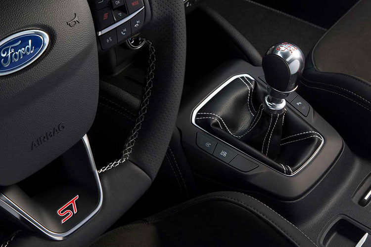 Cụ thể, động cơ xăng EcoBoost sở hữu công suất 276 mã lực tại tua máy 5.500 vòng/phút và mômen xoắn 420 Nm tại tua máy 3.000-4.000 vòng/phút. Đây là loại động cơ mới thay thế cho tùy chọn động cơ cỹ với dung tích 2.0L. Các thông số trên cho thấy dòng động cơ mới giúp Ford Focus ST thế hệ mới nâng công suất lên 12% và mômen xoắn thêm 17% so với thế hệ cũ.