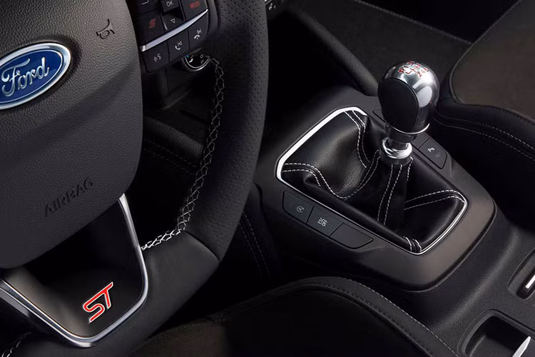 Cụ thể, động cơ xăng EcoBoost sở hữu công suất 276 mã lực tại tua máy 5.500 vòng/phút và mômen xoắn 420 Nm tại tua máy 3.000-4.000 vòng/phút. Đây là loại động cơ mới thay thế cho tùy chọn động cơ cỹ với dung tích 2.0L. Các thông số trên cho thấy dòng động cơ mới giúp Ford Focus ST thế hệ mới nâng công suất lên 12% và mômen xoắn thêm 17% so với thế hệ cũ.