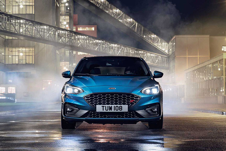 Thân xe mang đến cảm giác cứng cáp nhờ đường dập nổi chạy từ hốc bánh trước đến cửa sau. Ở đuôi xe, vẻ cứng cáp và cơ bắp của Ford Focus ST càng được nhất mạnh nhờ lặp lại thiết kế tương tự ở thân xe.