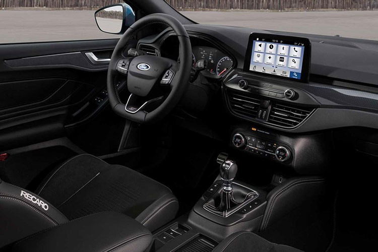 Vẻ thể thao của xe tiếp tục là chủ đề chính của khoang lái với ghế thể thao Recaro ở hàng ghế trước, được bọc nỉ, da hoặc da Miko Dinamica tùy vào nâng cấp của người dùng. Vô lăng của xe có thiết kế 3 chấu thể thao với đường vát ở dưới. Nổi bật lên trong khoang nội thất tối màu là rất nhiều chi tiết ốp nhôm bắt mắt.