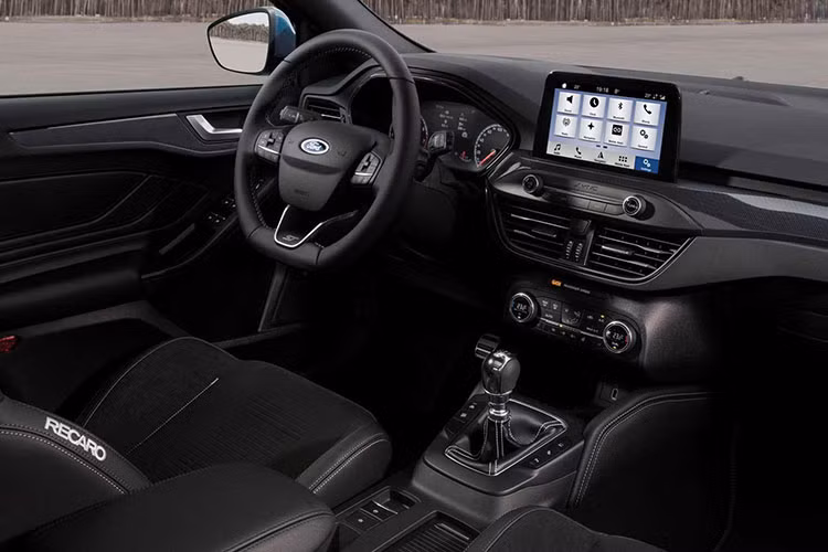 Vẻ thể thao của xe tiếp tục là chủ đề chính của khoang lái với ghế thể thao Recaro ở hàng ghế trước, được bọc nỉ, da hoặc da Miko Dinamica tùy vào nâng cấp của người dùng. Vô lăng của xe có thiết kế 3 chấu thể thao với đường vát ở dưới. Nổi bật lên trong khoang nội thất tối màu là rất nhiều chi tiết ốp nhôm bắt mắt.