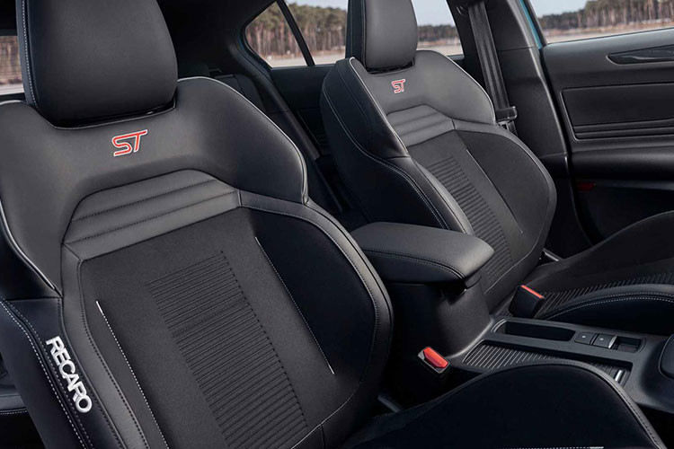 Ford Focus ST thế hệ mới cũng sẽ có hai trang bị động cơ và hai kiểu thiết kế thân xe khác nhau. Sức mạnh của xe sẽ đến từ động cơ xăng EcoBoost 4 xylanh 2.3L tăng áp turbo và động cơ diesel EcoBlue 2.0L. 