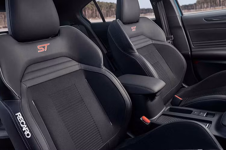 Ford Focus ST thế hệ mới cũng sẽ có hai trang bị động cơ và hai kiểu thiết kế thân xe khác nhau. Sức mạnh của xe sẽ đến từ động cơ xăng EcoBoost 4 xylanh 2.3L tăng áp turbo và động cơ diesel EcoBlue 2.0L. 