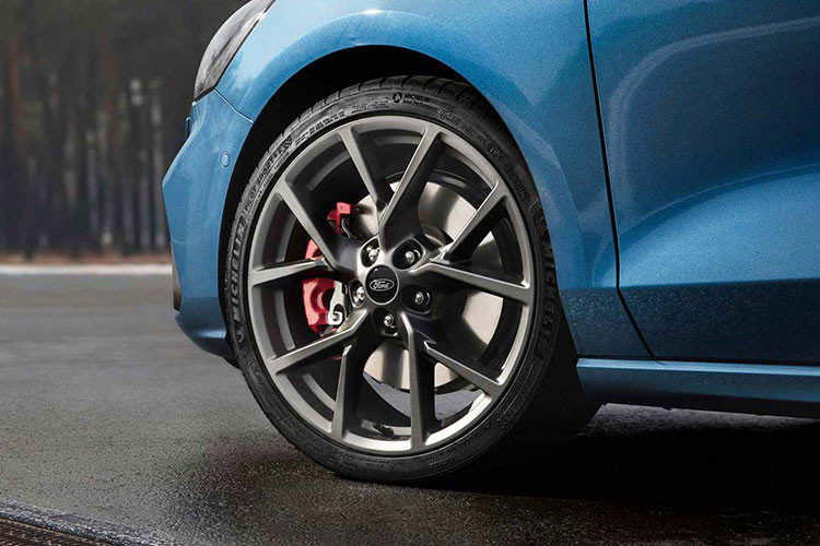 Các đường dập và gờ nổi là thiết kế chủ đạo ở đuôi xe, cùng với đó là cản sốc lớn, nổi bật với ốp crôm cùng màu với ngoại thất, ngay phía trên kính cửa cốp là cánh gió vuốt dài ra phía sau thể hiện phong cách thể thao.