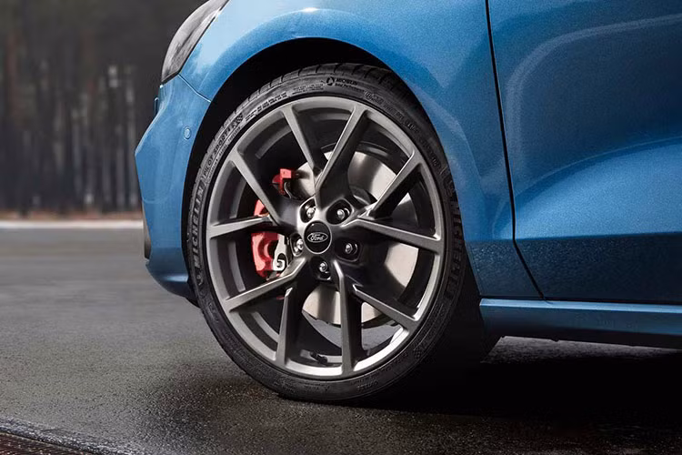 Các đường dập và gờ nổi là thiết kế chủ đạo ở đuôi xe, cùng với đó là cản sốc lớn, nổi bật với ốp crôm cùng màu với ngoại thất, ngay phía trên kính cửa cốp là cánh gió vuốt dài ra phía sau thể hiện phong cách thể thao.