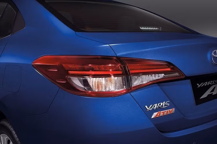 Phía sau, cụm đèn hậu LED cũng được tái thiết kế kéo dài ra 2 góc đuôi xe. Xe được trang bị bộ mâm hợp kim đa chấu cỡ 15inch. Ở bán nâng cấp này, xe vẫn bao gồm 5 phiên bản: J Eco, J, E, G và bản S thể thao.