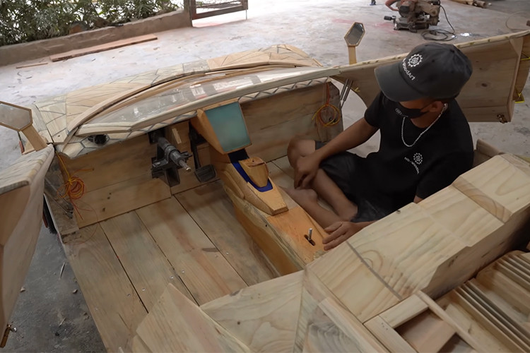 Trên tiêu đề video chia sẻ quá trình chế tác, anh Trương Văn Đạo viết: “Building Lamborghini Revuelto From 1.000.000 Wood Scraps” (Chế tạo Lamborghini Revuelto từ 1.000.000 miếng gỗ vụn).