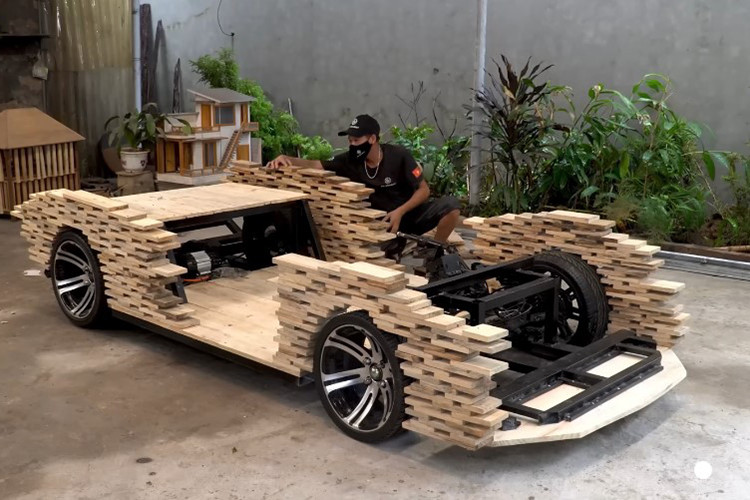 Chiếc siêu xe Lamborghini Revuelto bằng gỗ này được xem là món quà đặc biệt mà anh Đạo - người bố 9X dành tặng cho các con mình nhân dịp Tết Nguyên đán Ất Tỵ.