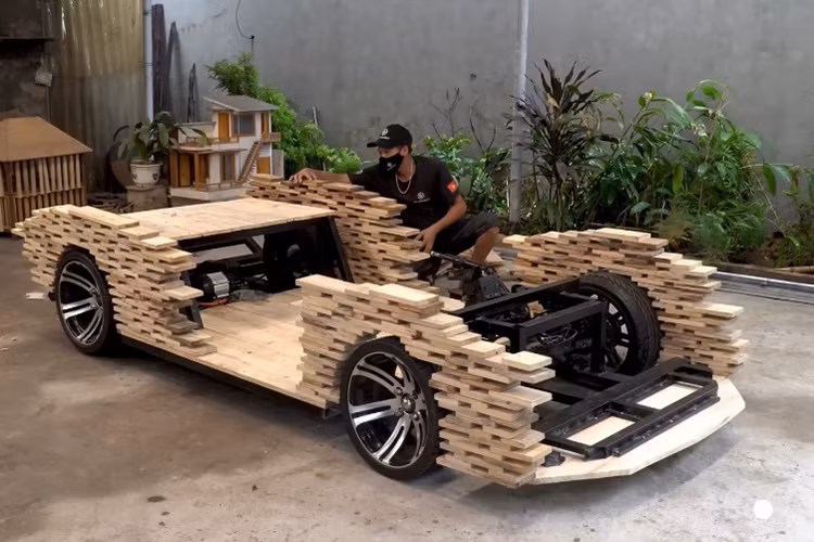 Chiếc siêu xe Lamborghini Revuelto bằng gỗ này được xem là món quà đặc biệt mà anh Đạo - người bố 9X dành tặng cho các con mình nhân dịp Tết Nguyên đán Ất Tỵ.