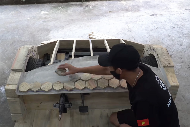 Thay vì sử dụng các tấm gỗ lớn như trước, lần này anh và đội ngũ đã chọn cách ghép nối hàng triệu mảnh gỗ nhỏ, cố định bằng keo và đinh để tạo nên chiếc siêu xe. Đây không chỉ là thử thách về mặt kỹ thuật mà còn là sự sáng tạo vượt bậc trong cách tiếp cận vật liệu.