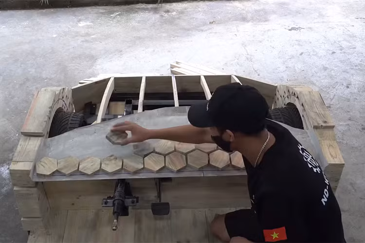 Thay vì sử dụng các tấm gỗ lớn như trước, lần này anh và đội ngũ đã chọn cách ghép nối hàng triệu mảnh gỗ nhỏ, cố định bằng keo và đinh để tạo nên chiếc siêu xe. Đây không chỉ là thử thách về mặt kỹ thuật mà còn là sự sáng tạo vượt bậc trong cách tiếp cận vật liệu.