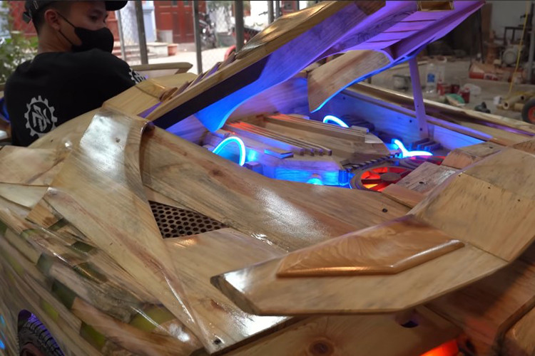 Phần cánh cửa và nắp ca-pô được chế tác riêng biệt, kết hợp giữa gỗ và keo epoxy. Hệ thống đèn LED ẩn tinh tế quanh thân xe giúp chiếc Revuelto phát sáng rực rỡ khi di chuyển trong bóng tối, tạo nên hiệu ứng vô cùng sống động.