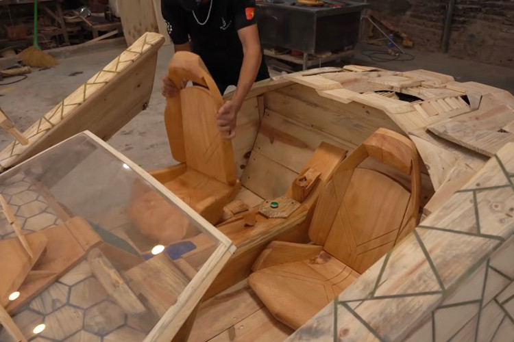 Đặc biệt, hai cánh cửa được thiết kế mở điện theo kiểu “cánh chim” - một đặc trưng không thể thiếu của Lamborghini. Phần nội thất của mô hình Lamborghini Revuelto khiến nhiều người kinh ngạc bởi mức độ chi tiết. 