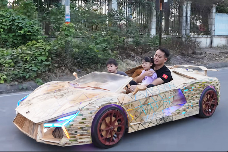 Ghế ngồi, vô lăng và bảng táp-lô đều được chạm khắc thủ công, mô phỏng chính xác nguyên bản ngoài đời thực. Điểm nhấn đặc biệt là công tắc khởi động dạng lẫy gạt, lấy cảm hứng từ thiết kế của những chiếc máy bay chuyên cơ.