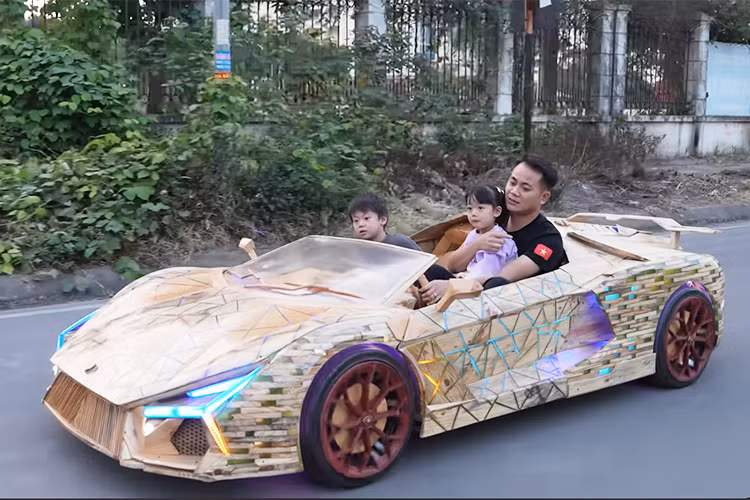 Ghế ngồi, vô lăng và bảng táp-lô đều được chạm khắc thủ công, mô phỏng chính xác nguyên bản ngoài đời thực. Điểm nhấn đặc biệt là công tắc khởi động dạng lẫy gạt, lấy cảm hứng từ thiết kế của những chiếc máy bay chuyên cơ.