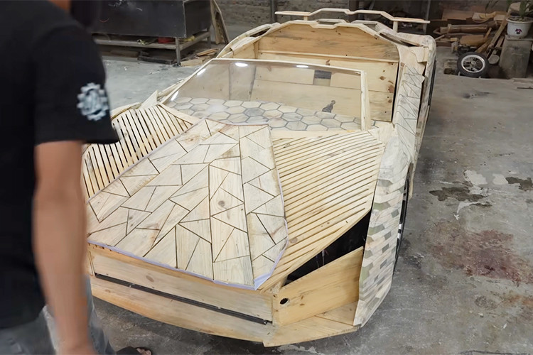 Như các tác phẩm trước, mô hình Lamborghini Revuelto vẫn sử dụng khung thép để định hình phần thân xe và gia cố phần gầm. Tuy nhiên, điểm nhấn của chiếc Revuelto lần này nằm ở độ chi tiết và sự hoàn thiện cao.