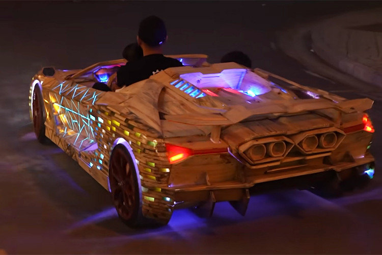 Phía sau xe, động cơ được chế tác tỉ mỉ với các chi tiết tinh xảo, tái hiện hoàn hảo cỗ máy mạnh mẽ của Lamborghini. Hệ thống đèn trước và sau của chiếc Lamborghini Revuelto bằng gỗ được làm theo kiểu LED đuổi, không chỉ hiện đại mà còn rất bắt mắt.