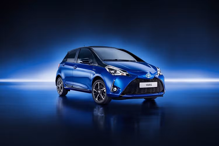 Về ngoại thất, Toyota Yaris 2017 được tạo dáng để trông có vẻ lớn hơn phiên bản trước mặc dù kích thước bao không hề thay đổi. Điều này có được là do phần lưới tản nhiệt cỡ lớn ở đầu xe. Ở đuôi xe bố trí cụm đèn hậu rộng hơn và do đó cửa cốp sau cũng thay đổi so với phiên bản cũ, trong khi nẹp cửa được hạ thấp so với trước.