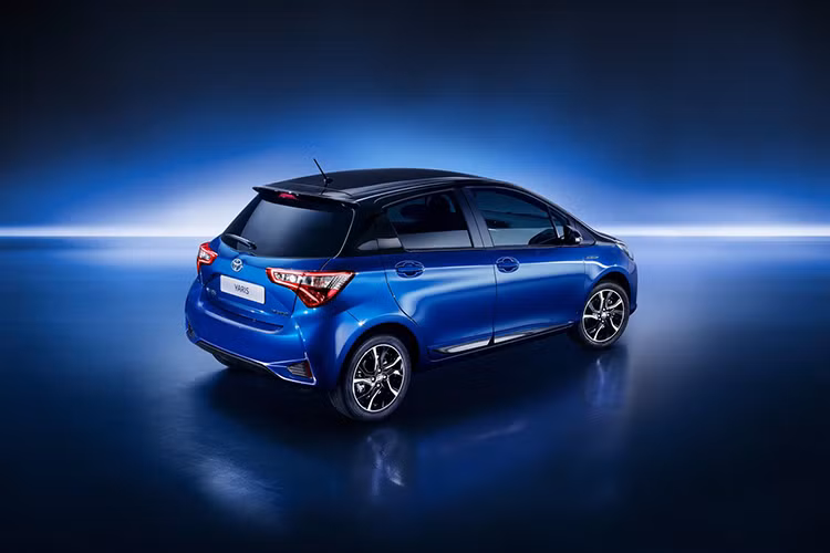 Chiếc xe cũng có bộ cản mới trước sau, la-giăng hợp kim mới và đèn pha kiểu dáng đẹp (có thêm tùy chọn với đèn LED định vị ban ngày). Ngoài ra, xe còn được bổ sung cản va trước/sau mới, bộ vành hợp kim khác biệt - cửa cốp sau cũng được thay đổi thiết kế.